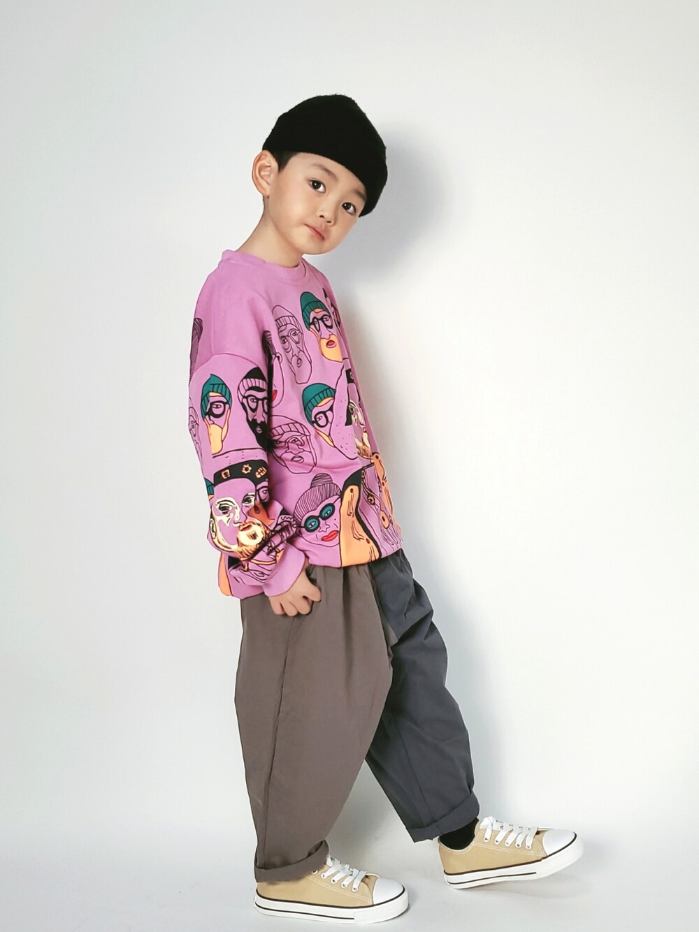 「キッズコーデ、カジュアル、男の子コーデ、ニット帽、スウェット、ピンク、スニーカー、海外子供服、男の子」｜「GUのアイテム（ニットキャップ/ビーニー、ブラック系）」を使った、apipi0911さん（キッズ・120cm）の冬コーディネートの3枚目の写真