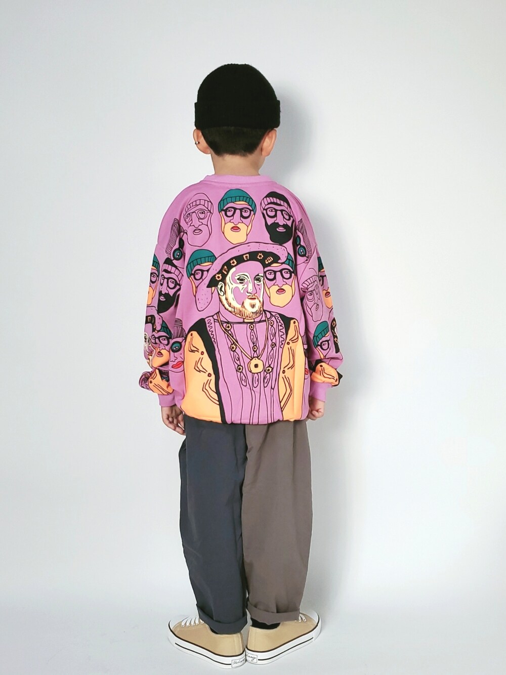 「キッズコーデ、カジュアル、男の子コーデ、ニット帽、スウェット、ピンク、スニーカー、海外子供服、男の子」｜「GUのアイテム（ニットキャップ/ビーニー、ブラック系）」を使った、apipi0911さん（キッズ・120cm）の冬コーディネートの4枚目の写真