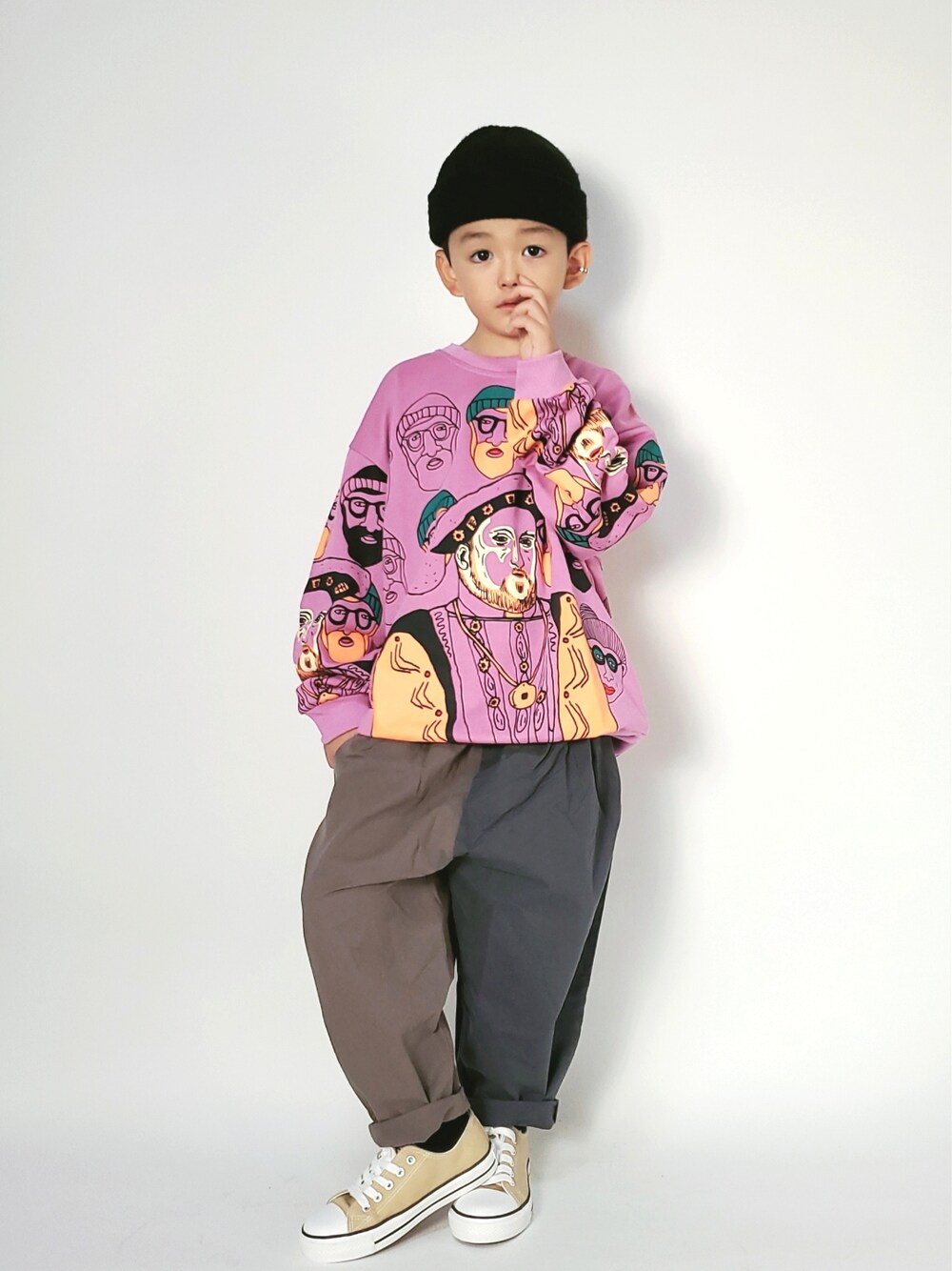「キッズコーデ、カジュアル、男の子コーデ、ニット帽、スウェット、ピンク、スニーカー、海外子供服、男の子」｜「GUのアイテム（ニットキャップ/ビーニー、ブラック系）」を使った、apipi0911さん（キッズ・120cm）の冬コーディネートの1枚目の写真