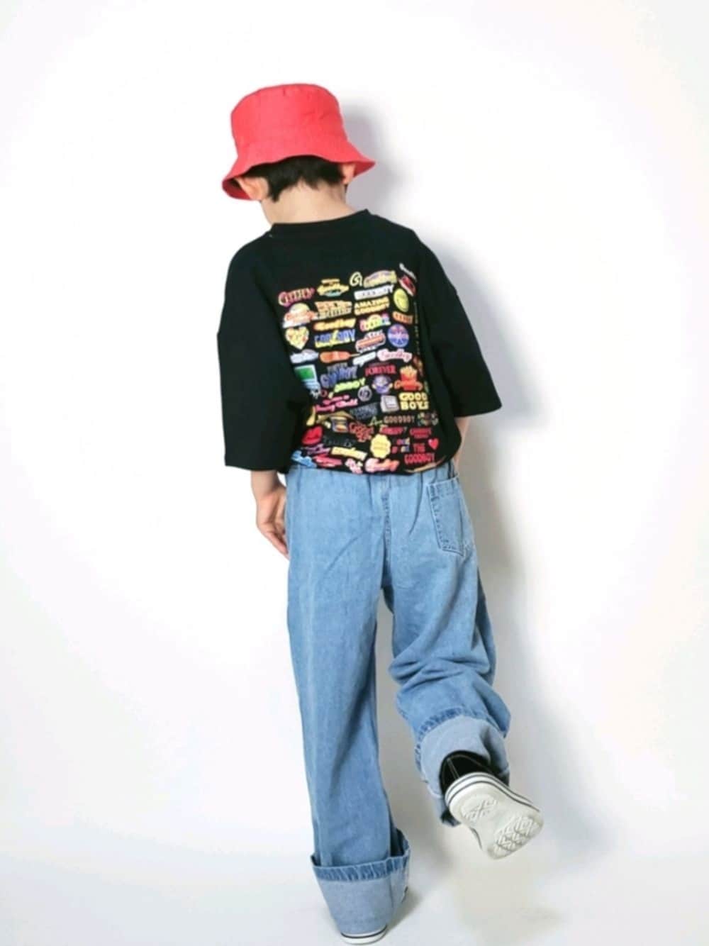 「夏コーデ、キッズコーデ、男の子コーデ、韓国子供服、プリントT、バックプリント、デニムコーデ、バケットハット、バケハ、タックイン」｜「@Slaps_officialのアイテム（デニムパンツ、ブルー系）」を使った、apipi0911さん（キッズ・120cm）の夏コーディネートの1枚目の写真