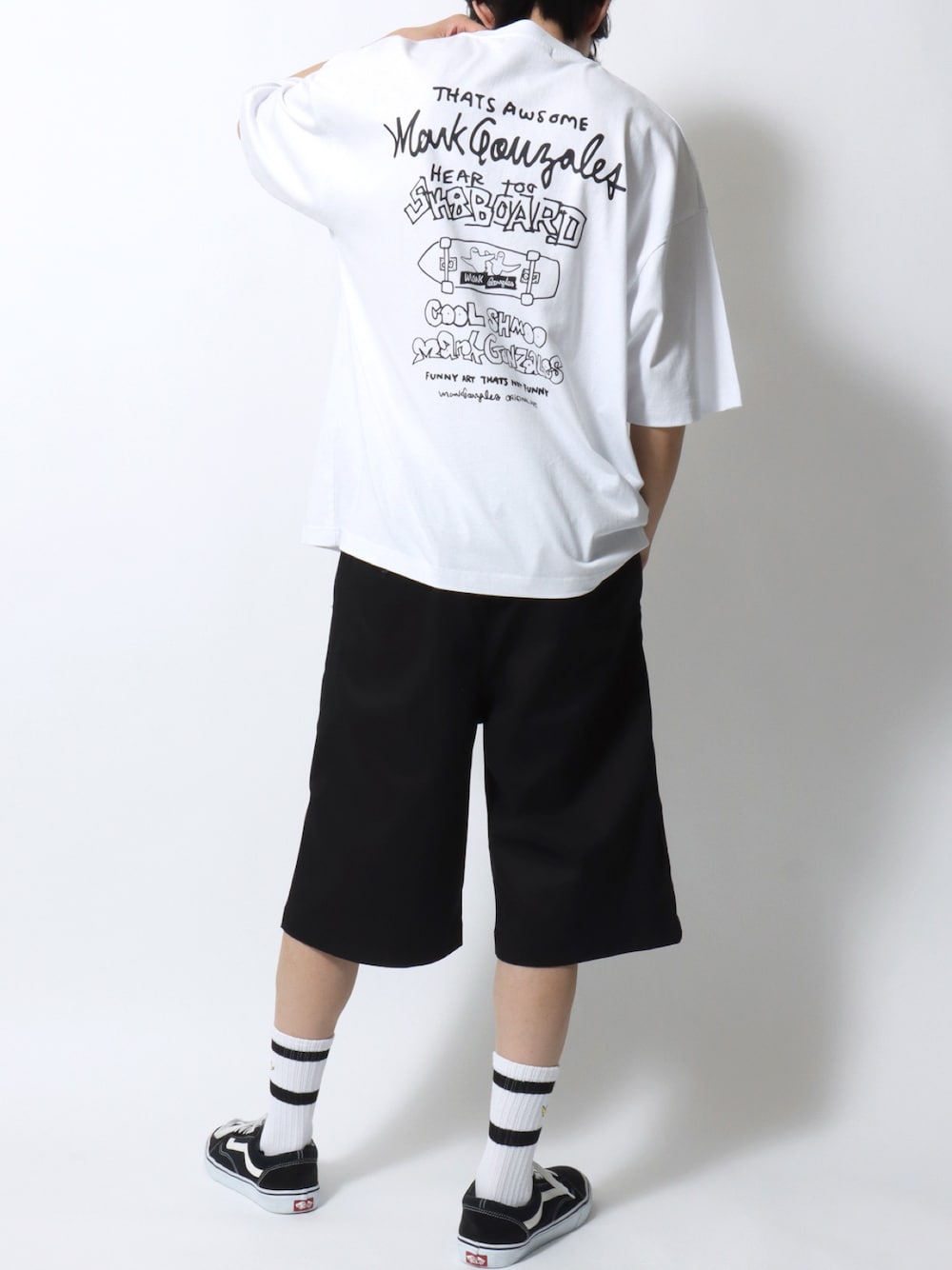 ホワイト系のTシャツ/カットソー、ブラック系のその他パンツ、ブラック系のスニーカーを着用したメンズの夏コーディネートの1枚目の写真