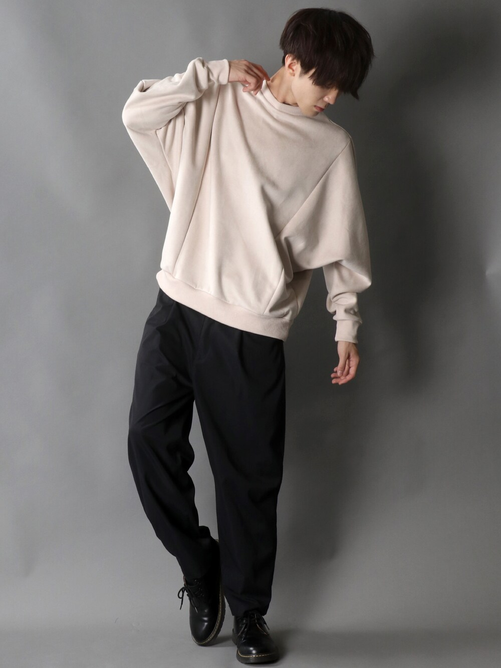 「ドルマンスリーブ、フェイクスエード、タックパンツ、スラックス、ドクターマーチン、Dr.Martens、SITRY、大人コーデ、秋冬コーデ、オーバーサイズ、革靴、モノトーンコーデ」｜「SITRYのdolman sleeve cut suede big pullover /ドルマンスリーブ カットスウェード ビッグプルオーバー（スウェット、ホワイト系）」を使った、Kanoさん（メンズ・178cm）の秋コーディネートの1枚目の写真