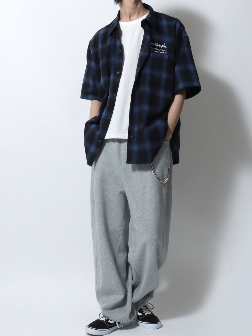 ブルー系のシャツ/ブラウス、ホワイト系のTシャツ/カットソー、グレー系のスウェットパンツを着用したメンズの夏コーディネートの1枚目の写真