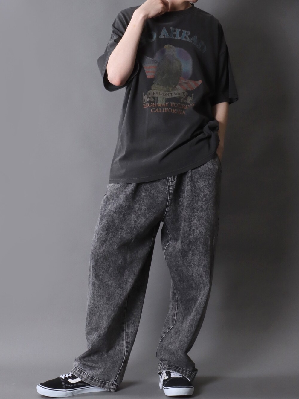 グレー系のTシャツ/カットソー、ブラック系のデニムパンツ、ブラック系のスニーカーを着用したメンズの夏コーディネートの1枚目の写真