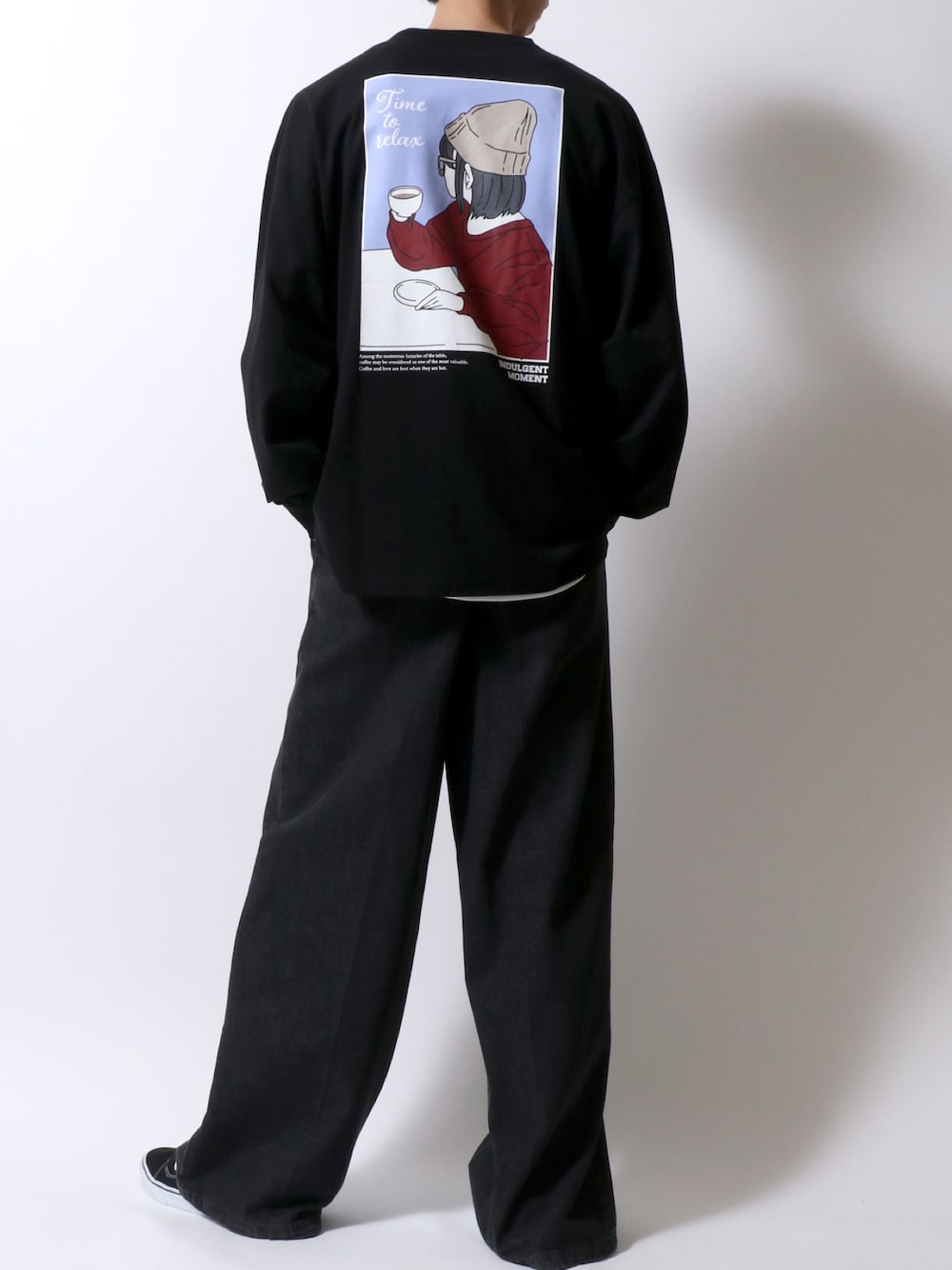 ブラック系のTシャツ/カットソー、ホワイト系のタンクトップ、ブラック系のデニムパンツを着用したメンズの秋コーディネートの1枚目の写真