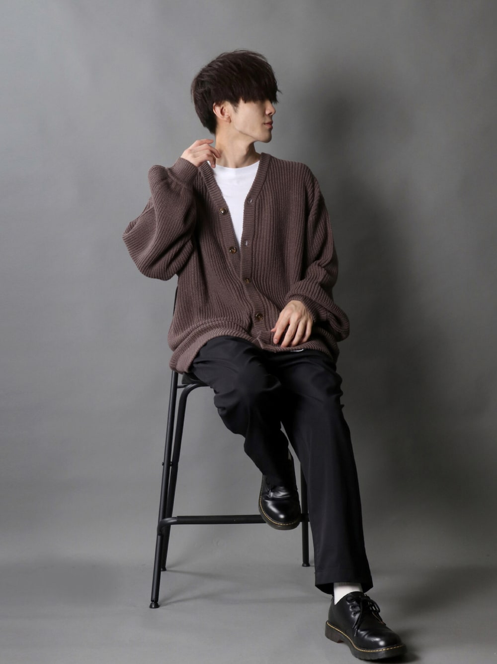 「カーディガン、ニットカーディガン、秋のコーデ、スラックス、タックパンツ、きれいめカジュアル、シンプルスタイル、ゆるコーデ、モカ、SITRY」｜「SITRYのBalloon Sleeve Big silhouette Knit Cardigan/バルーンスリーブ ビッグシルエット ニット カーディガン/カーデ（カーディガン/ボレロ、ブラウン系）」を使った、Kanoさん（メンズ・178cm）の秋コーディネートの1枚目の写真