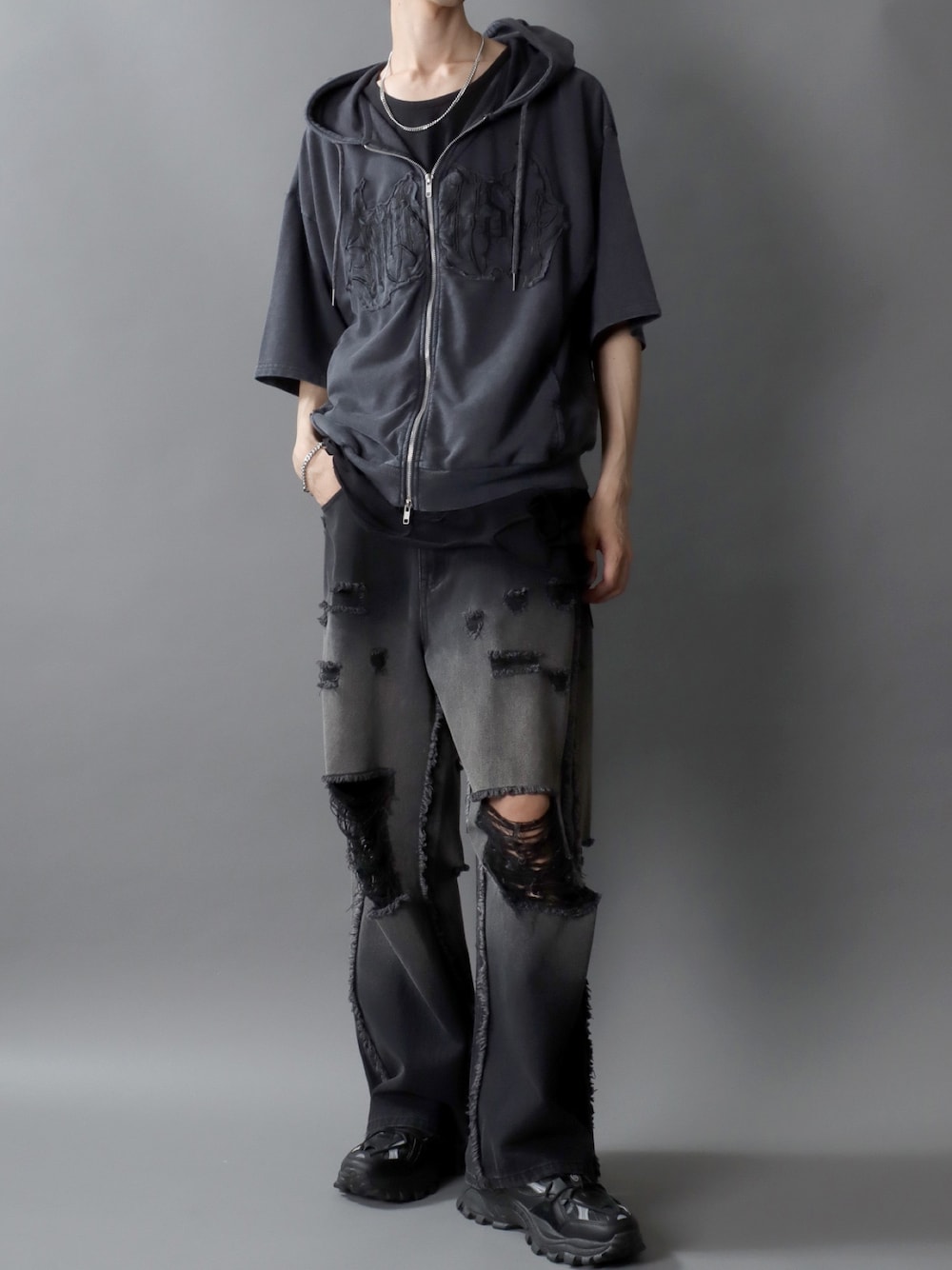 ブラック系のタンクトップ、ブラック系のパーカー、ブラック系のデニムパンツを着用したメンズの夏コーディネートの1枚目の写真