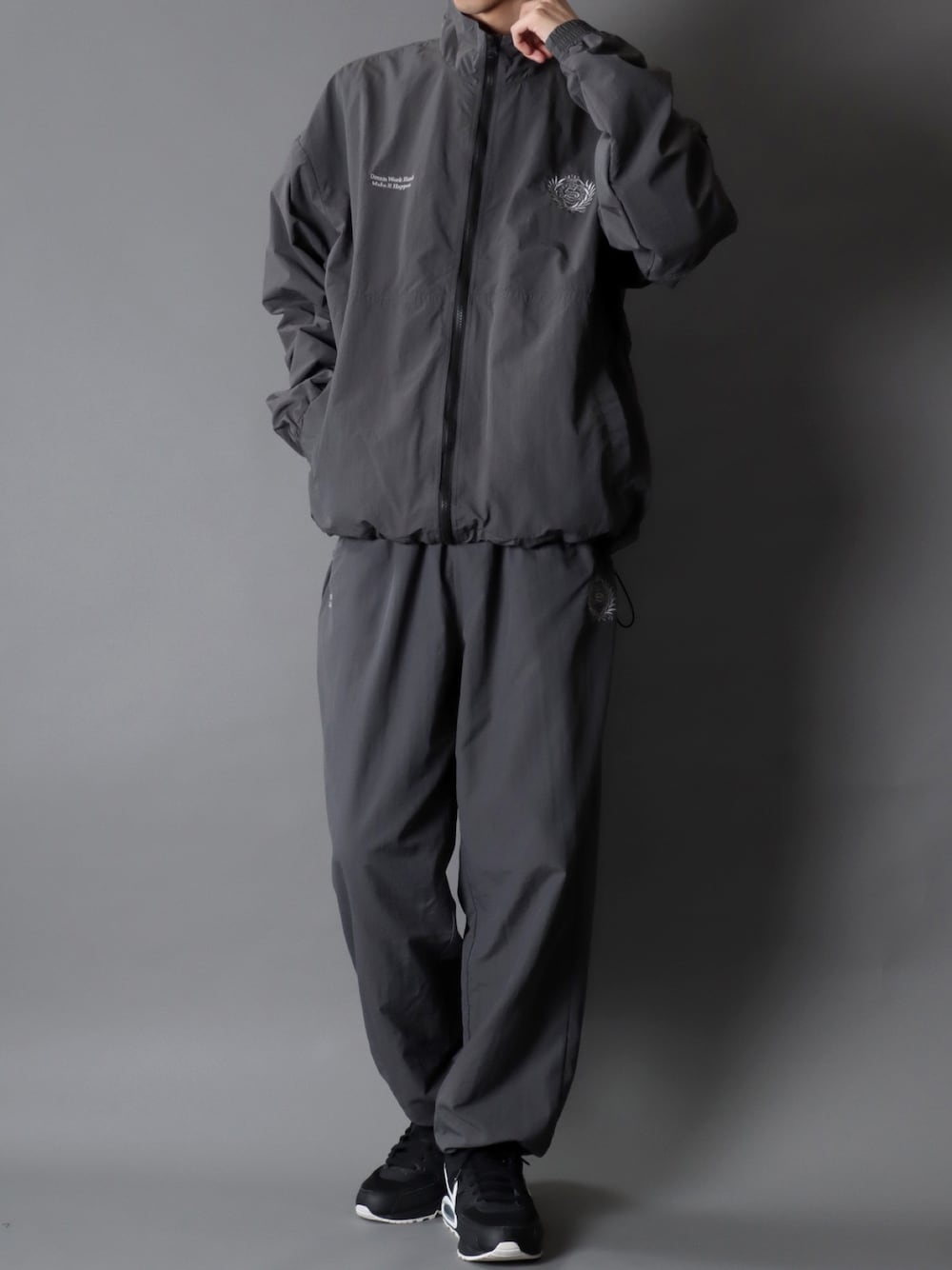 ナイロンジャケット（グレー系）を使った「セットアップ」の人気