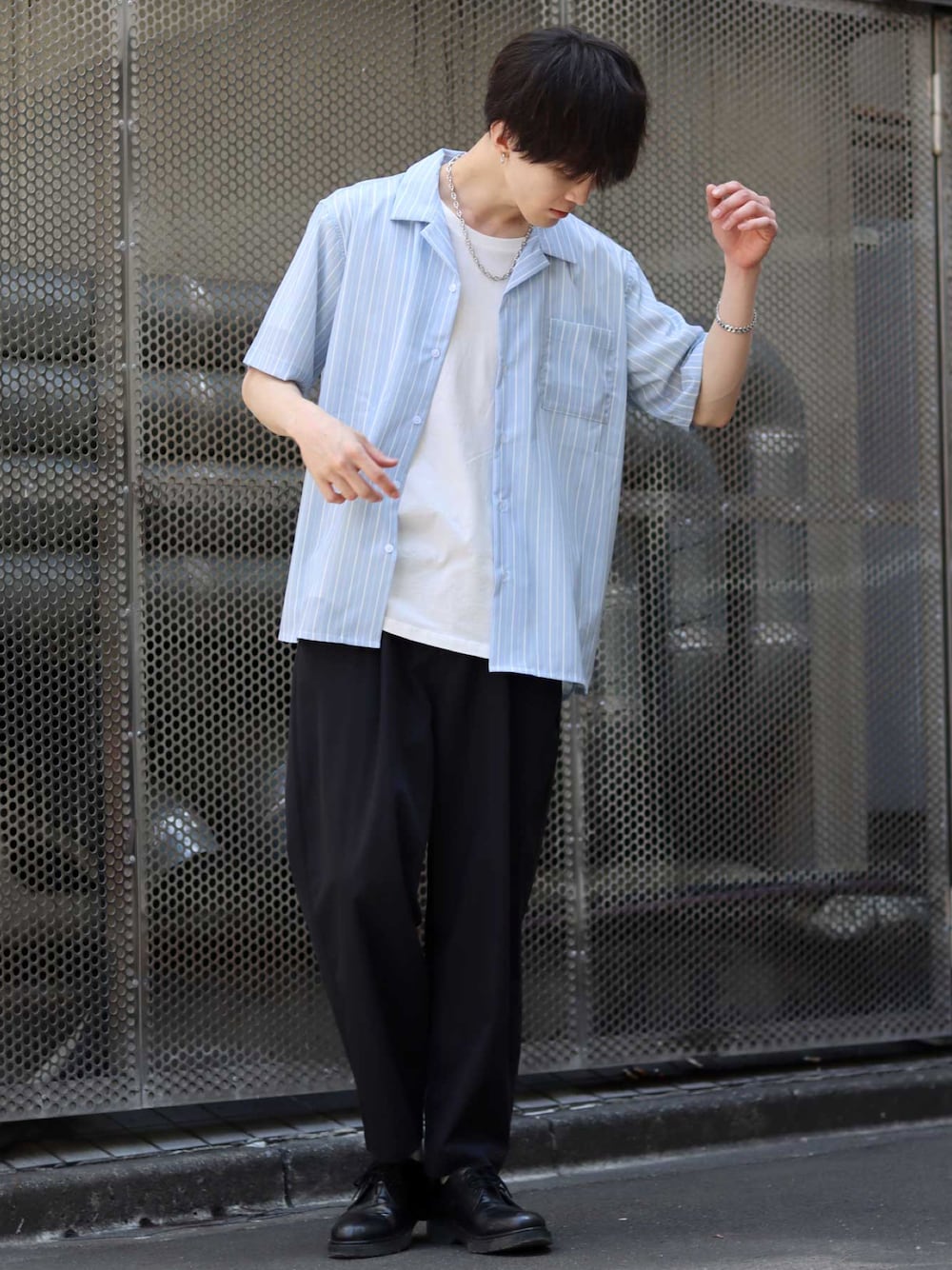 「ストライプシャツ、初夏コーデ、WEARyouthコーデ、スラックス、オープンカラーシャツ、ドクターマーチン、Dr.Martens、SITRY、シャツスタイル」｜「SITRYのDrape Open Collar Shirt/ドレープ オープンカラー 半袖シャツ（シャツ/ブラウス、ブルー系）」を使った、Kanoさん（メンズ・178cm）の夏コーディネートの1枚目の写真