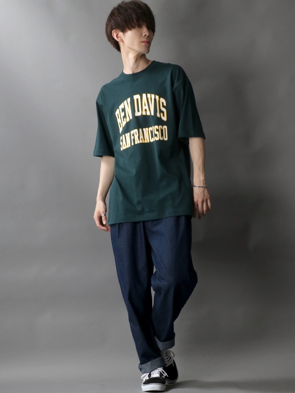 「ベンデイビス、BEN DAVIS、カレッジ、デニム、デニムコーデ、夏だ！Tシャツ着よう！、SITRY、ビッグシルエット、ストリート、グリーン」｜「SITRYのバギーワイド/ワイドテーパード/バルーンデニムパンツ/シェフパンツ（デニムパンツ、ブルー系）」を使った、Kanoさん（メンズ・178cm）の夏コーディネートの1枚目の写真