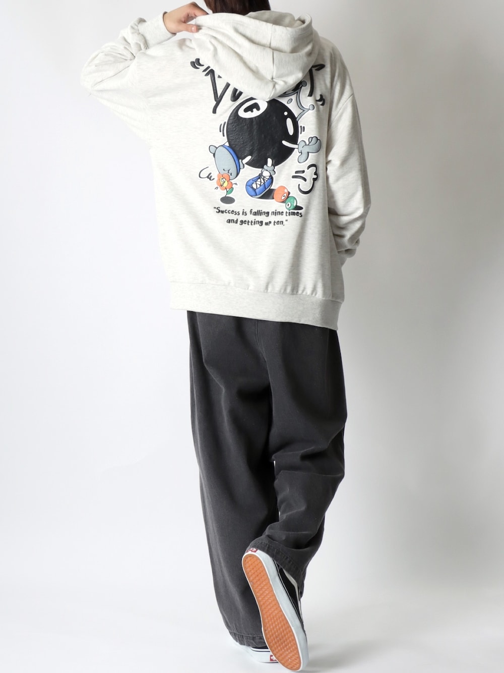 グレー系のパーカー、ホワイト系のTシャツ/カットソー、ブラック系のデニムパンツを着用したメンズの春コーディネートの1枚目の写真