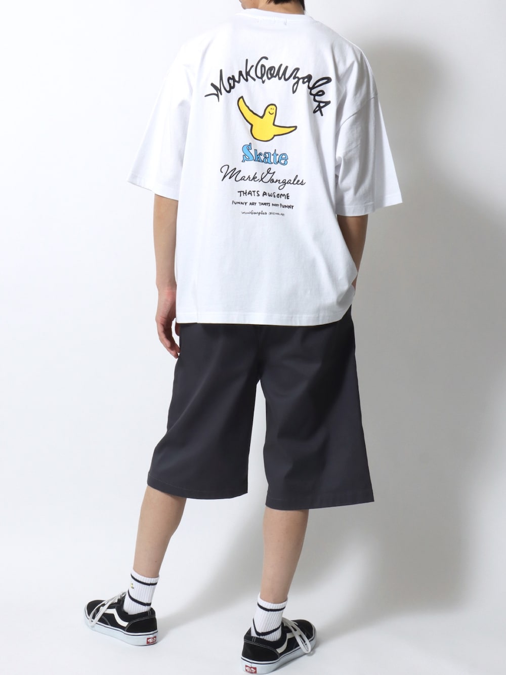 ホワイト系のTシャツ/カットソー、グレー系のその他パンツ、ブラック系のスニーカーを着用したメンズの夏コーディネートの1枚目の写真