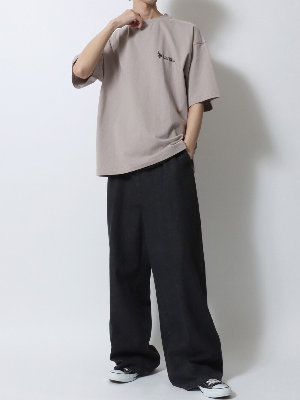 ベージュ系のTシャツ/カットソー、ブラック系のデニムパンツ、ブラック系のスニーカーを着用したメンズの春コーディネートの1枚目の写真