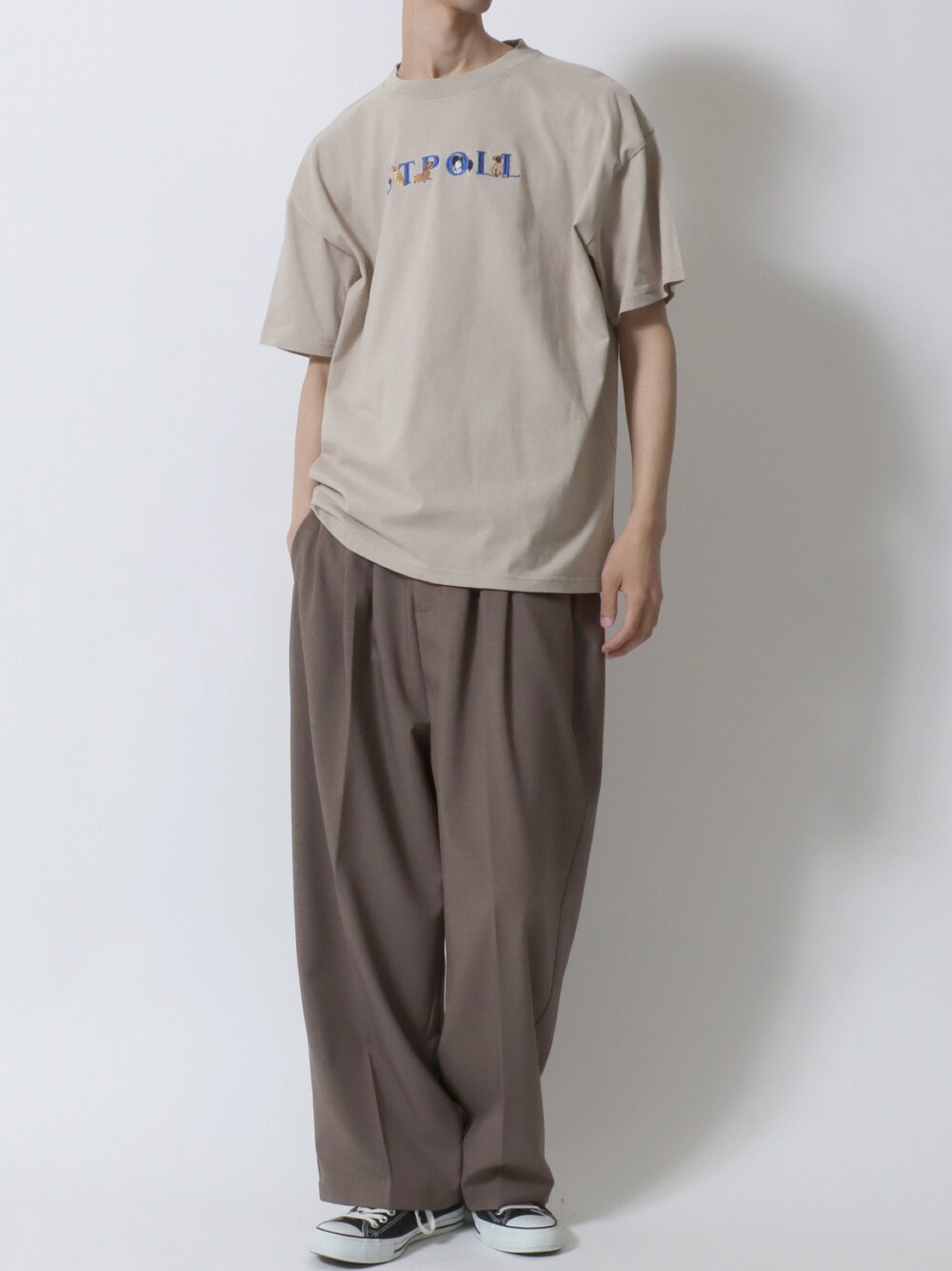 ベージュ系のTシャツ/カットソー、ブラウン系のスラックス、ブラック系のドレスシューズを着用したメンズの夏コーディネートの1枚目の写真