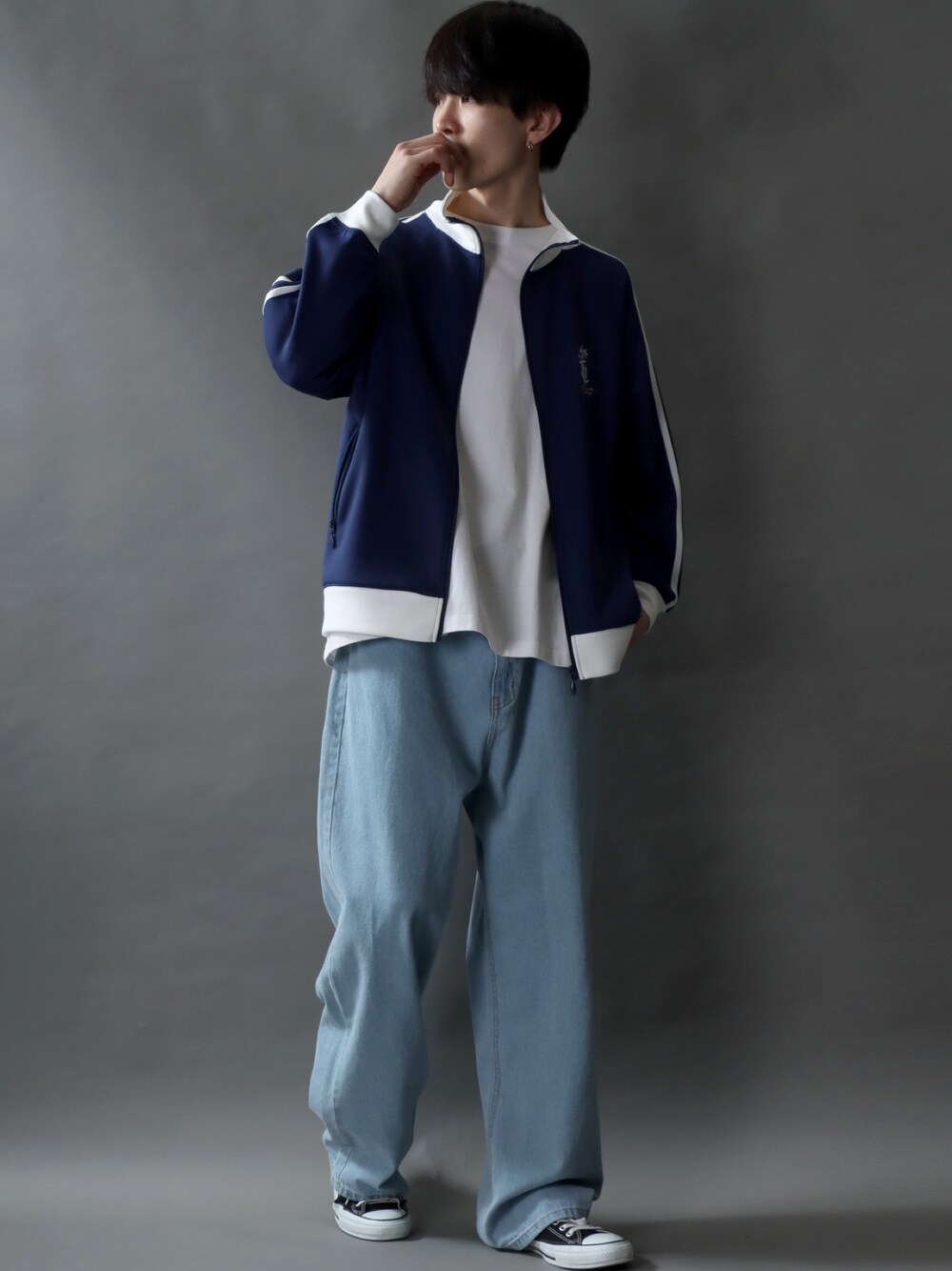 ブルー系のジャージ、ホワイト系のTシャツ/カットソー、ブラック系のデニムパンツを着用したメンズの冬コーディネートの1枚目の写真