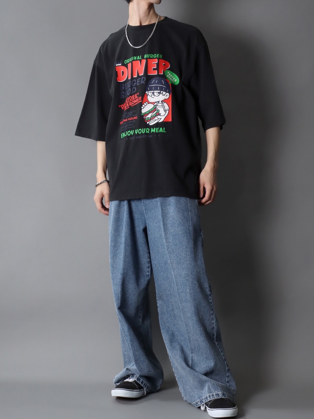 「ワイドパンツ、春夏コーデ、シンプルコーデ、スニーカー、デニム、Tシャツ、お出かけコーデ、ストリート、シルバーアクセサリー、SITRY」｜「SITRYのPigment Graphic T-Shirt/ピグメント加工 ヴィンテージライク ロックプリント オーバーサイズ 半袖Tシャツ レディース メンズ（Tシャツ/カットソー、ブラック系）」を使った、Kanoさん（メンズ・178cm）の春コーディネートの1枚目の写真