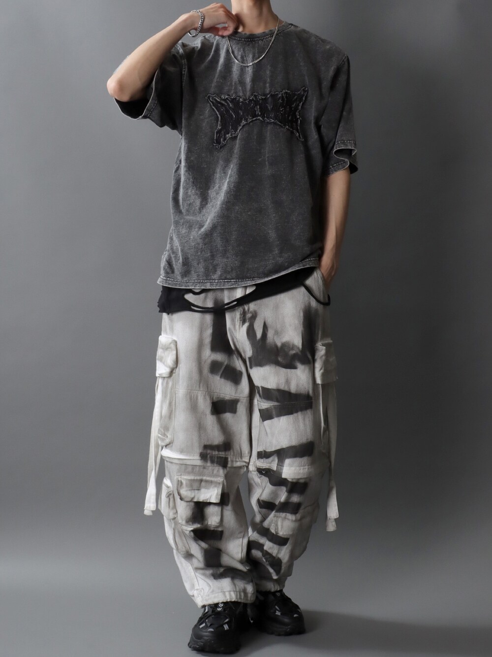 ブラック系のTシャツ/カットソー、ブラック系のタンクトップ、ホワイト系のカーゴパンツを着用したメンズの夏コーディネートの1枚目の写真