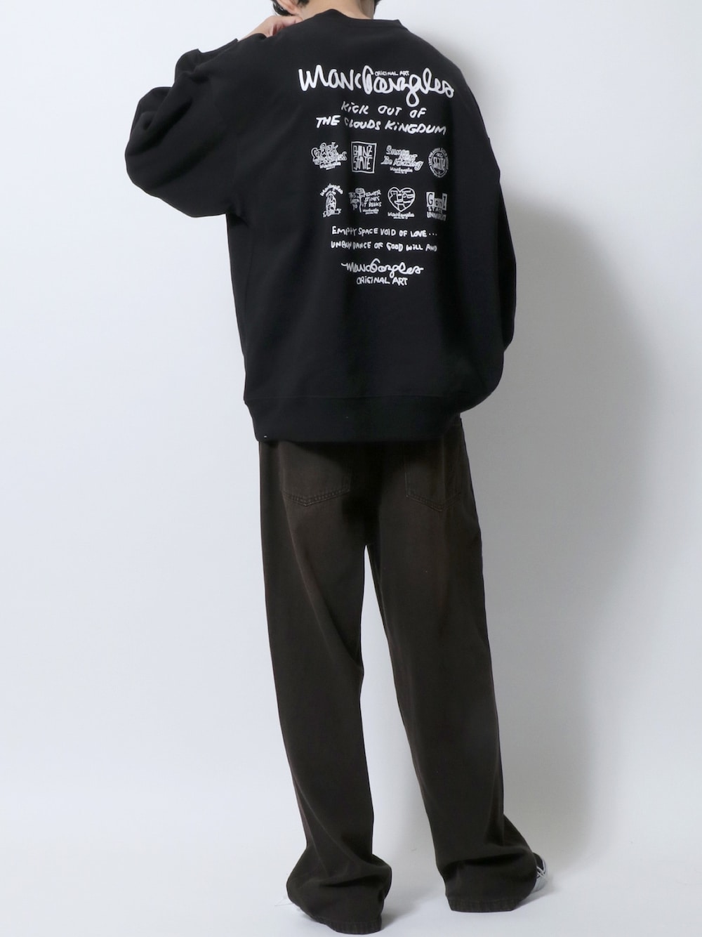 「スウェット、スニーカー、お出かけコーデ、デニム、シンプル、秋服、ブラック、アメカジコーデ、ストリートコーデ、SITRY」｜「Mark GonzalesのMARK GONZALES/マークゴンザレス 別注 ワンポイント刺繍 バックプリント 袖プリント オーバーサイズ 裏起毛 トレーナー スウェット レディース メンズ（スウェット、ブラック系）」を使った、Kanoさん（メンズ・178cm）の秋コーディネートの1枚目の写真