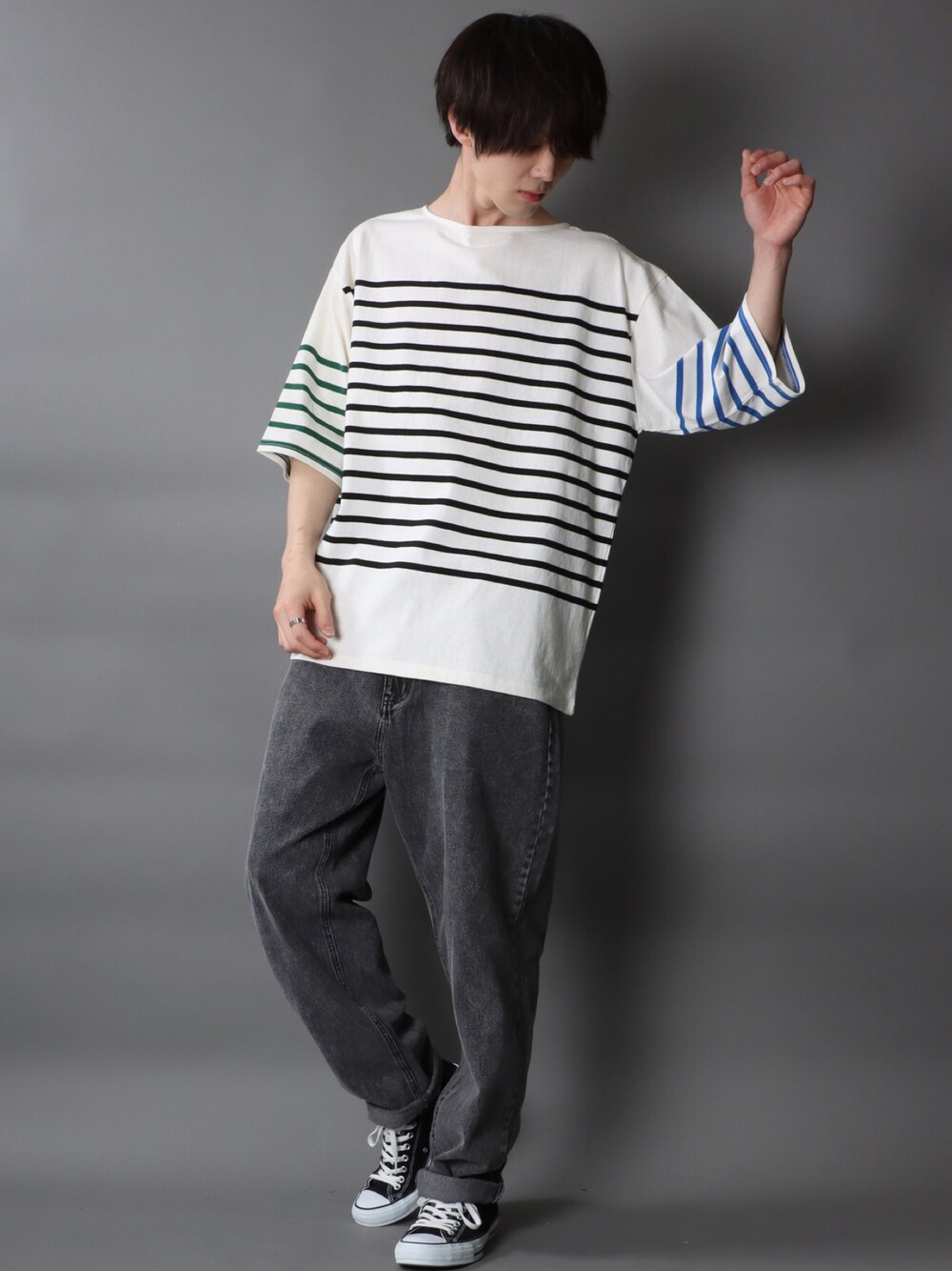 ブラック系のTシャツ/カットソー、グレー系のデニムパンツ、ブラック系のスニーカーを着用したメンズの春コーディネートの1枚目の写真