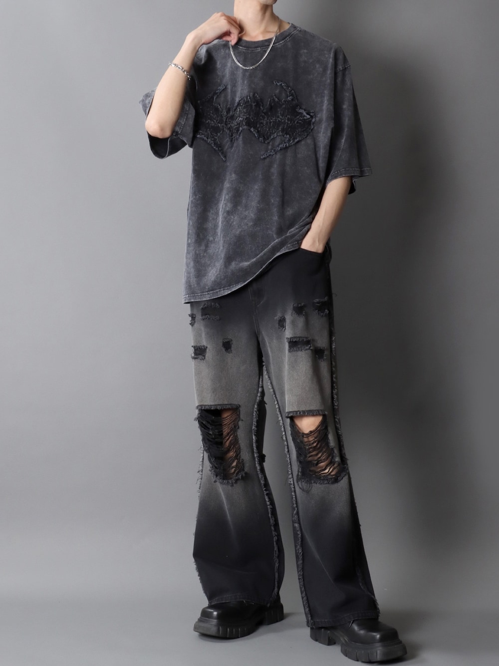 ブラック系のTシャツ/カットソー、ブラック系のデニムパンツ、シルバー系のネックレスを着用したメンズの夏コーディネートの1枚目の写真