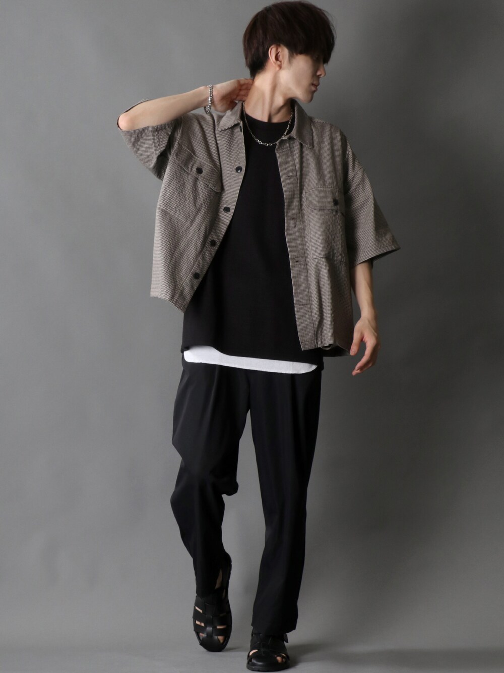 ブラック系のチノパンツ、ベージュ系のシャツ/ブラウス、ブラック系のTシャツ/カットソーを着用したメンズの夏コーディネートの1枚目の写真