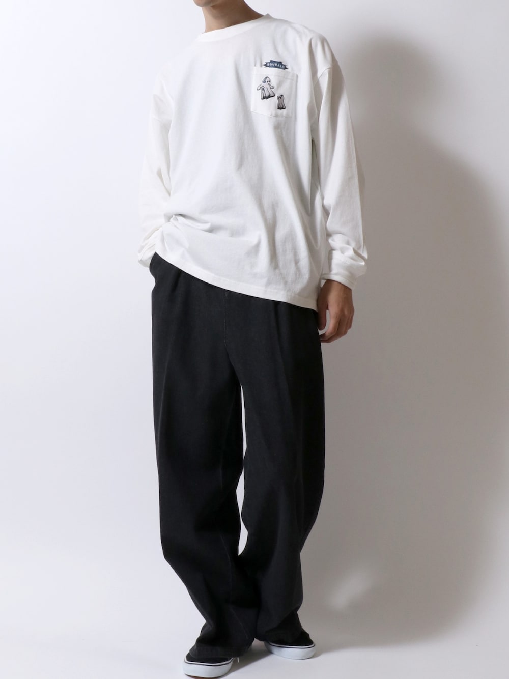ホワイト系のTシャツ/カットソー、ブラック系のデニムパンツ、ブラック系のスニーカーを着用したメンズの秋コーディネートの1枚目の写真