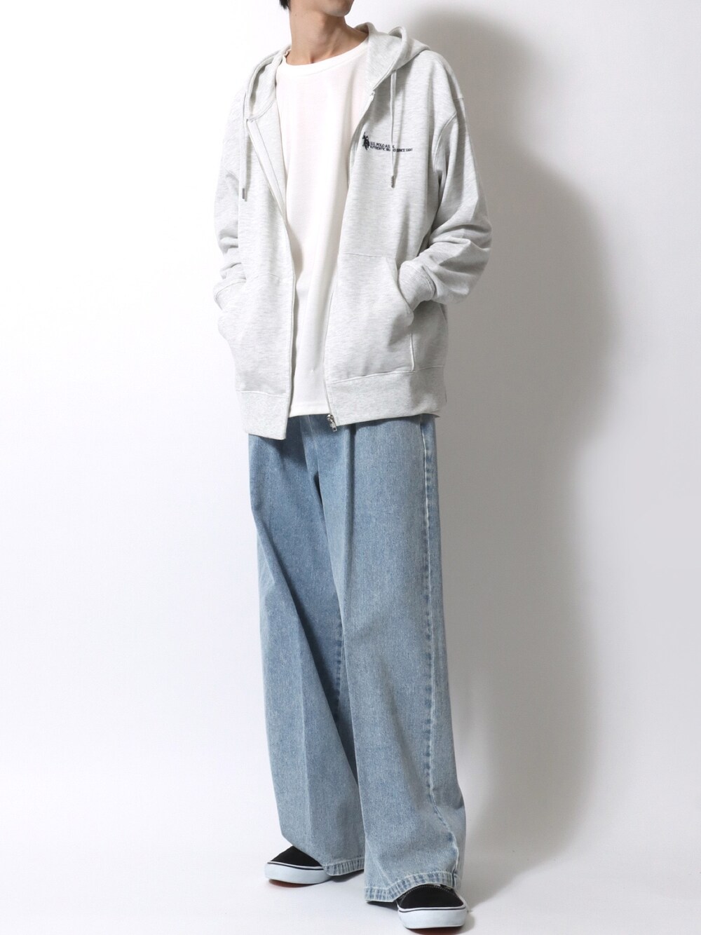 ベージュ系のパーカー、ブルー系のデニムパンツ、ブラック系のスニーカーを着用したメンズの春コーディネートの1枚目の写真