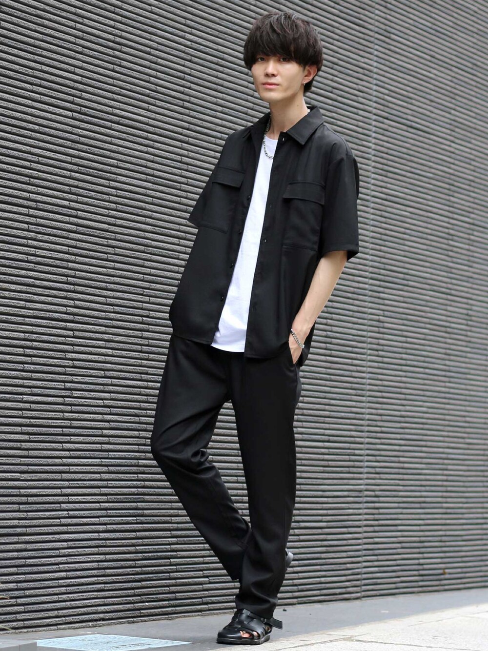 ブラック系のセットアップ、ホワイト系のTシャツ/カットソー、シルバー系のネックレスを着用したメンズの夏コーディネートの1枚目の写真