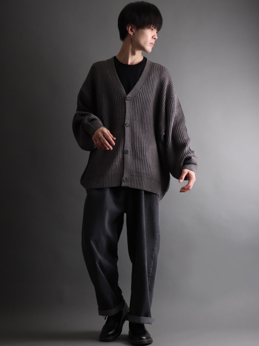 グレー系のカーディガン/ボレロ、ブラック系のTシャツ/カットソー、ブラック系のデニムパンツを着用したメンズの秋コーディネートの1枚目の写真