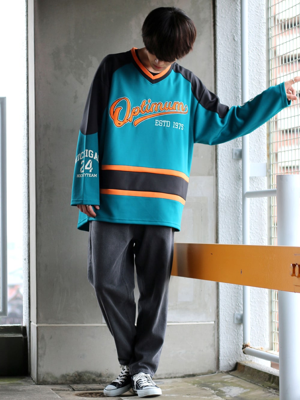 ブルー系のスウェット、ブラック系のTシャツ/カットソー、グレー系のデニムパンツを着用したメンズの夏コーディネートの1枚目の写真