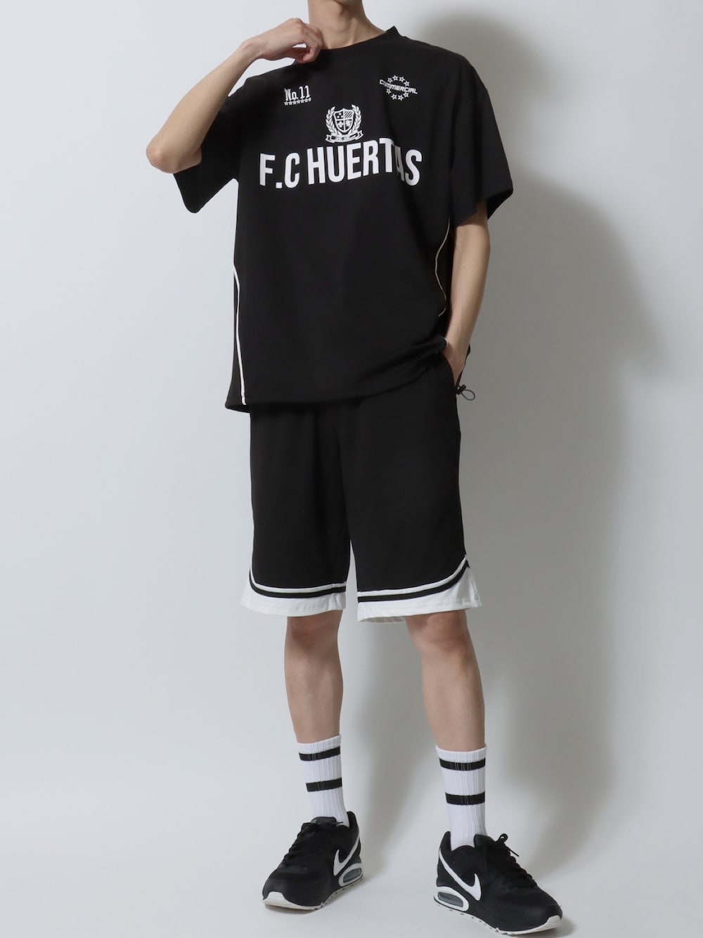 ブラック系のルームウェア/パジャマ、ホワイト系のソックス/靴下を着用したメンズの夏コーディネートの1枚目の写真