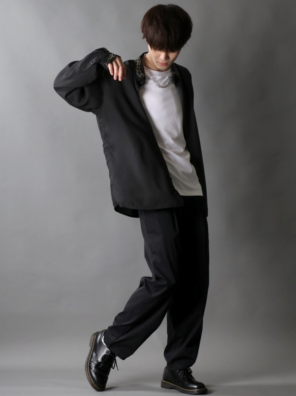 ブラック系のシャツ/ブラウス、ブラック系のチノパンツ、ホワイト系のTシャツ/カットソーを着用したメンズの夏コーディネートの1枚目の写真