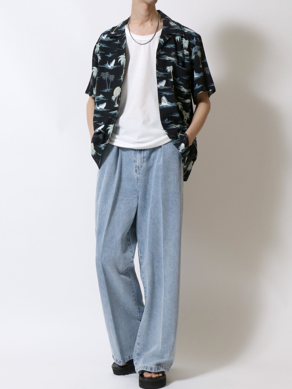 ブラック系のシャツ/ブラウス、ホワイト系のタンクトップ、ブルー系のデニムパンツを着用したメンズの夏コーディネートの1枚目の写真