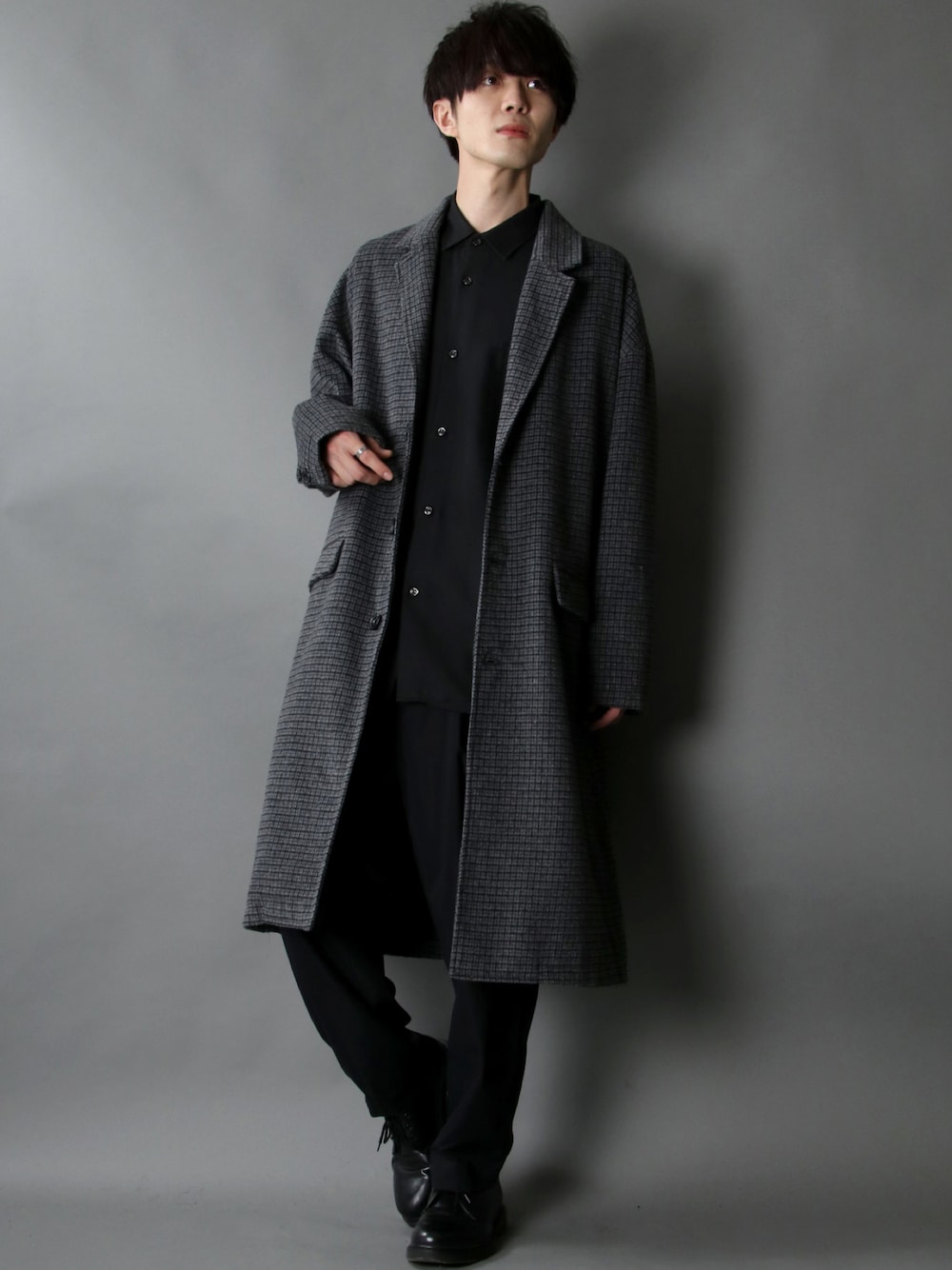 「チェスターコート、チェック、チェック柄、スキニー、ドクターマーチン、Dr.Martens、ロングコート、冬コーデ、SITRY」｜「SITRYのオーバーサイズ シャギーウール チェスターコート/ステンカラーコート（チェスターコート、グレー系）」を使った、Kanoさん（メンズ・178cm）の秋コーディネートの1枚目の写真