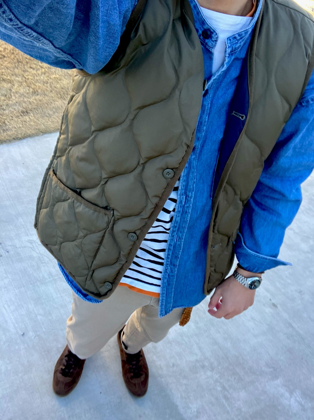 「今日のコーデ、カジュアルコーデ、プチプラ、休日スタイル」｜「TAIONのTAION MILITARY V NECK BUTTON DOWN VEST (TAION-001BML-1)（ダウンベスト、グリーン系）」を使った、珍味さん（メンズ・175cm）の冬コーディネートの1枚目の写真