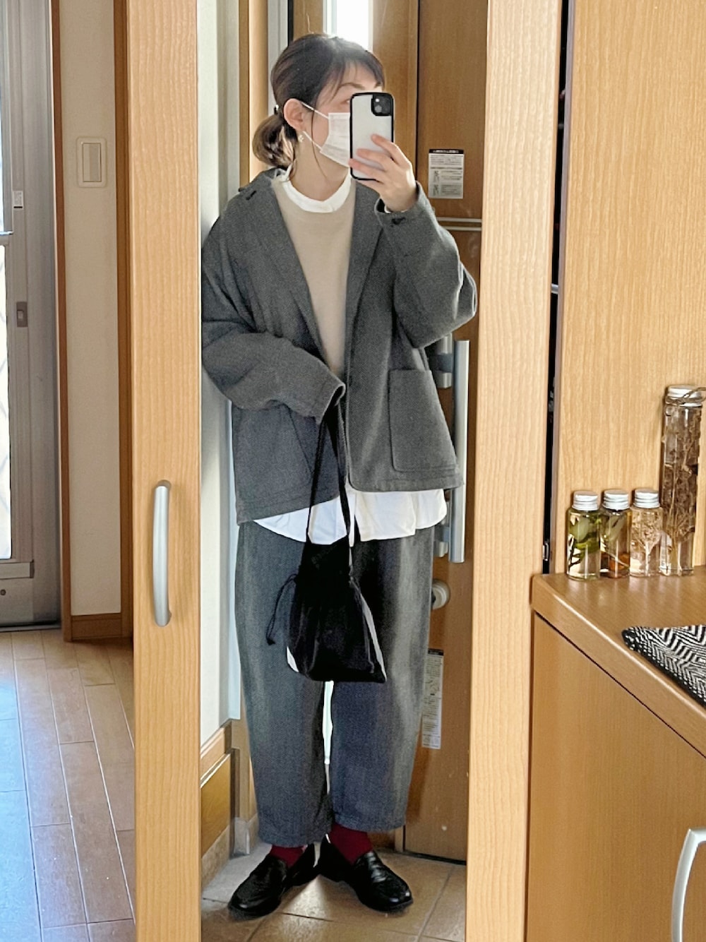 「セットアップ、メンズライク、FREAK’Ｓ STORE、メンズコーデ、ゆるコーデ、オーバーサイズ、差し色、カラーソックス、UNIQLO、シンプル」｜「FREAK'S STOREのアイテム（セットアップ、グレー系）」を使った、かなっぺさん（レディース・166cm）の冬コーディネートの1枚目の写真