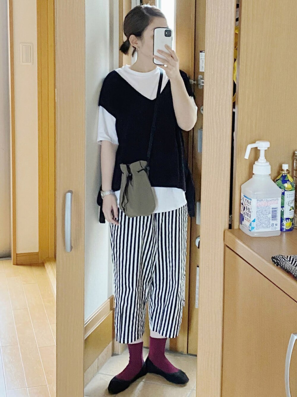 「カジュアル、シンプル、秋のコーデ、ベスト、モノトーン、しまむら、ストライプパンツ、大人女子、今日のコーデ、オトナカジュアル」｜「しまむらのアイテム（ベスト、ブラック系）」を使った、かなっぺさん（レディース・166cm）の秋コーディネートの1枚目の写真
