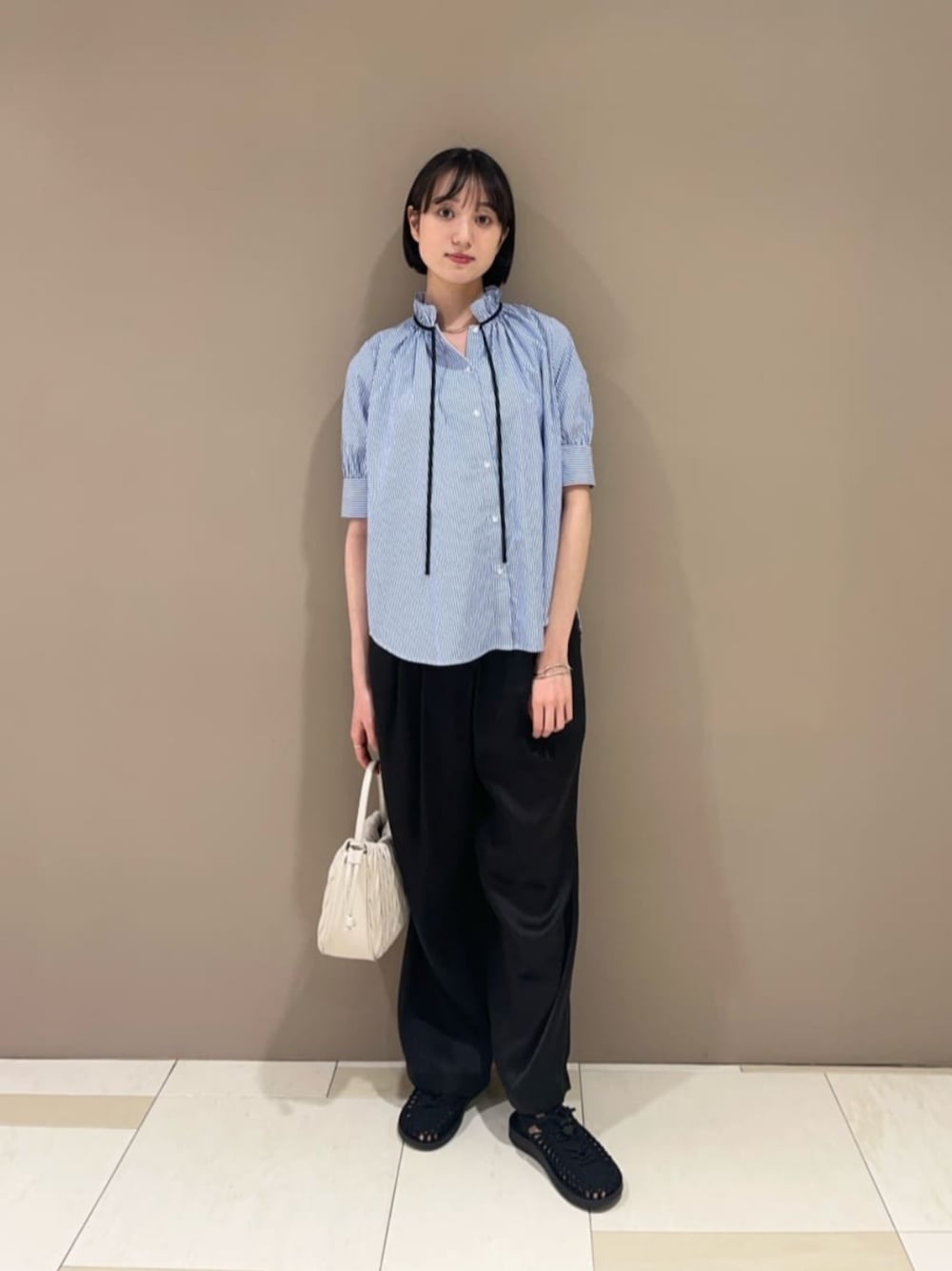 ホワイト系のショルダーバッグ、ブラック系のその他パンツ、ブルー系のシャツ/ブラウスを着用したレディースの夏コーディネートの1枚目の写真
