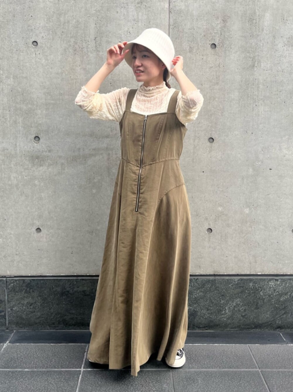 グリーン系のジャンパースカート、ホワイト系のTシャツ/カットソー、ホワイト系のハットを着用したレディースの夏コーディネートの1枚目の写真