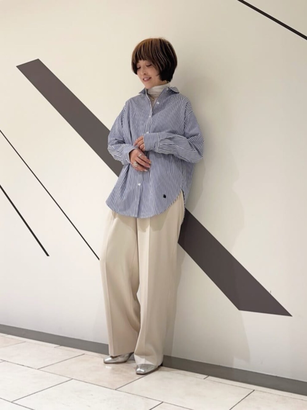 シルバー系のブーツ、ホワイト系のTシャツ/カットソー、その他のシャツ/ブラウスを着用したレディースの冬コーディネートの1枚目の写真