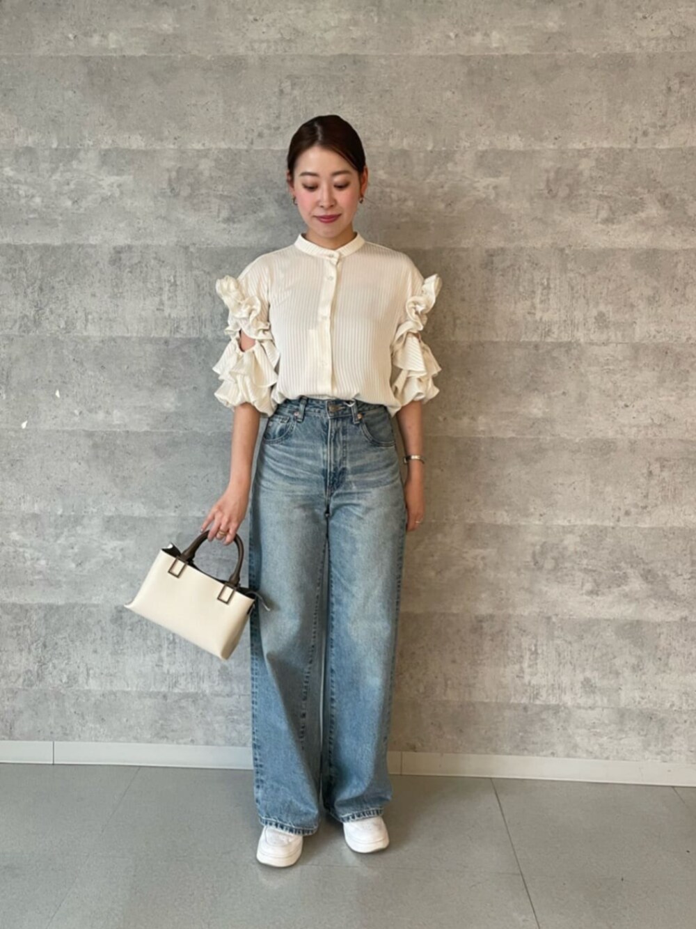 ブルー系のデニムパンツ、ホワイト系のシャツ/ブラウスを着用したレディースの春コーディネートの1枚目の写真