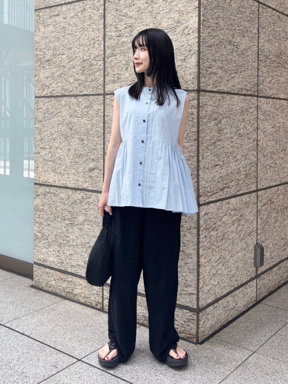 ブルー系のシャツ/ブラウス、ブラック系のその他パンツを着用したレディースの夏コーディネートの1枚目の写真