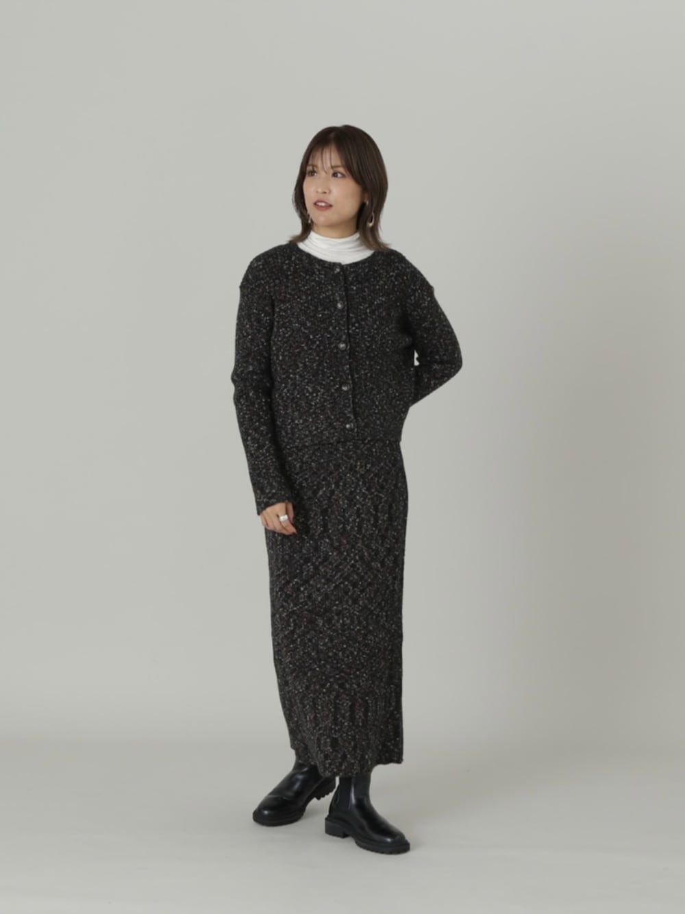 ホワイト系のTシャツ/カットソー、ブラック系のセットアップを着用したレディースの秋コーディネートの1枚目の写真