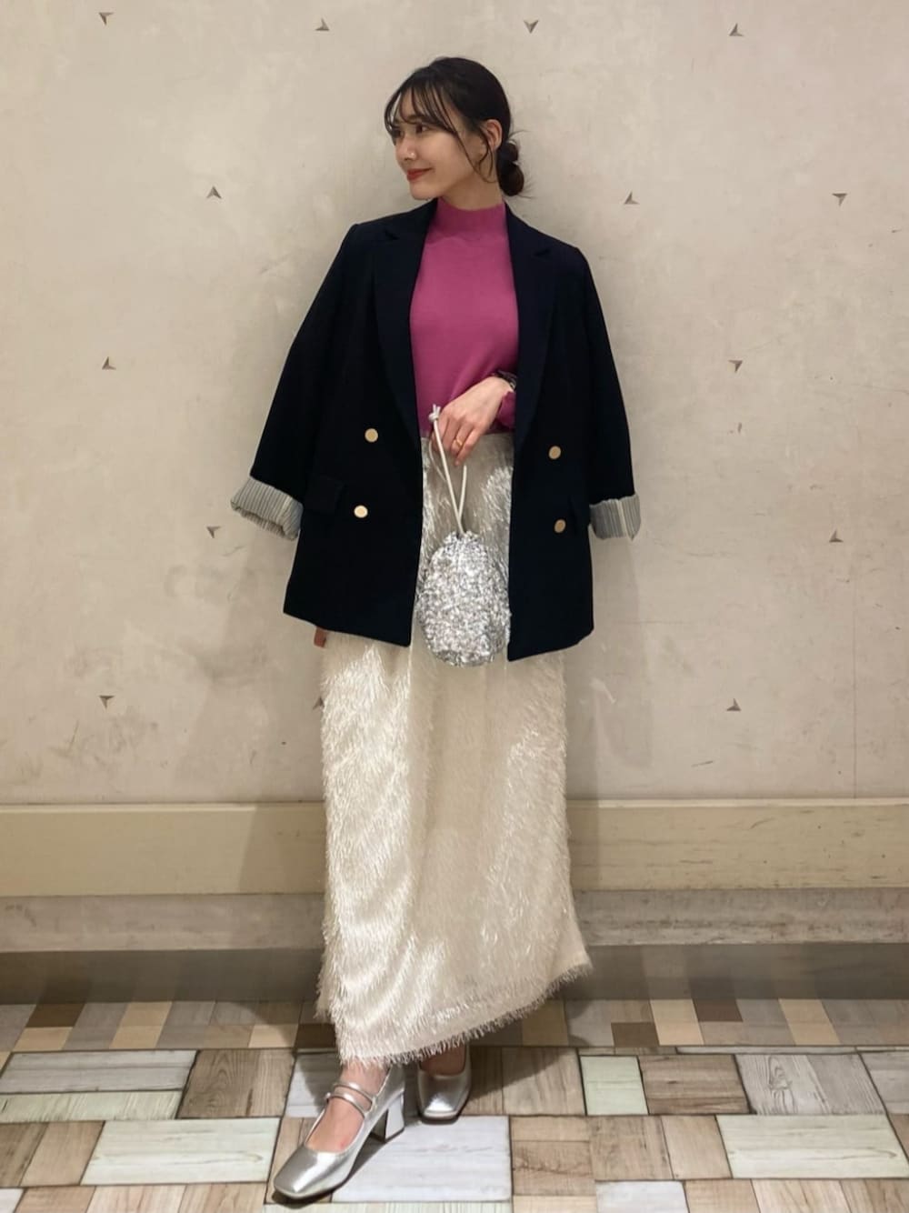 シルバー系のパンプス、シルバー系のショルダーバッグ、ブルー系のテーラードジャケットを着用したレディースの冬コーディネートの1枚目の写真