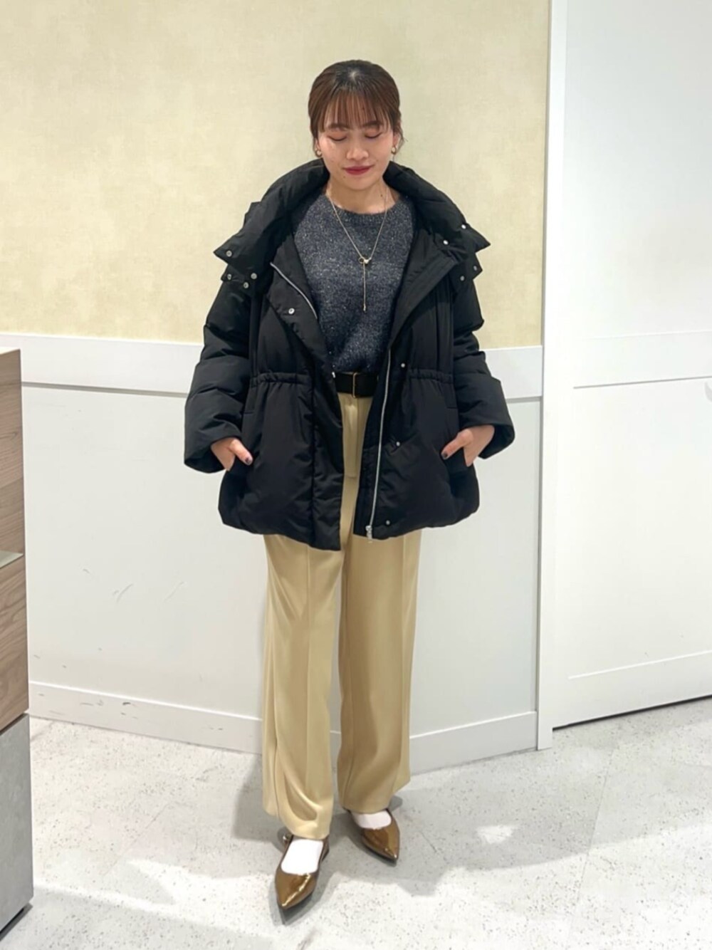 イエロー系のその他パンツ、ホワイト系のダウンジャケット/コートを着用したレディースの冬コーディネートの1枚目の写真