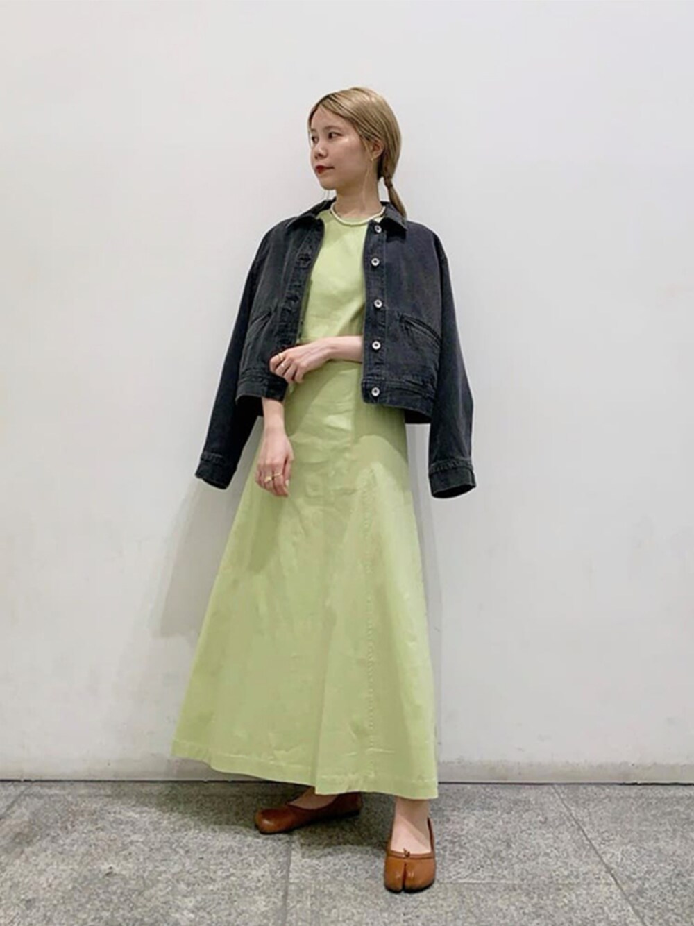 グリーン系のワンピース、ホワイト系のネックレスを着用したレディースの春コーディネートの1枚目の写真