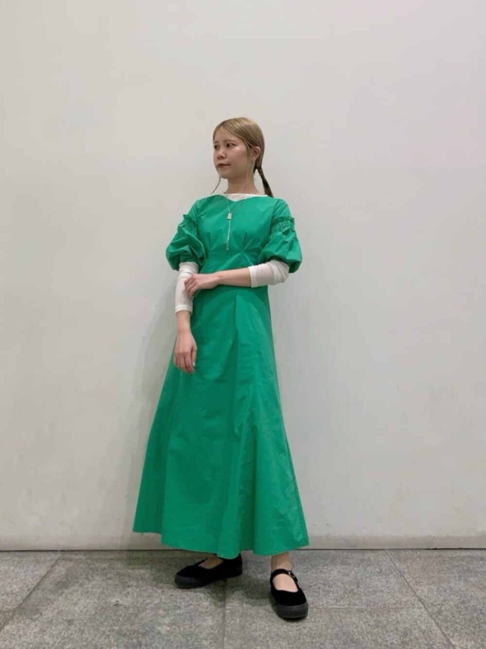 ホワイト系のTシャツ/カットソー、グリーン系のワンピース、シルバー系のネックレスを着用したレディースの春コーディネートの1枚目の写真