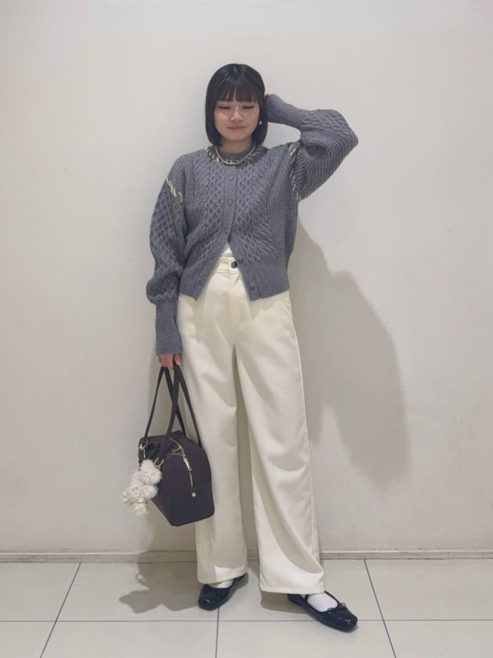 グレー系のカーディガン/ボレロ、ホワイト系のその他パンツを着用したレディースの冬コーディネートの1枚目の写真