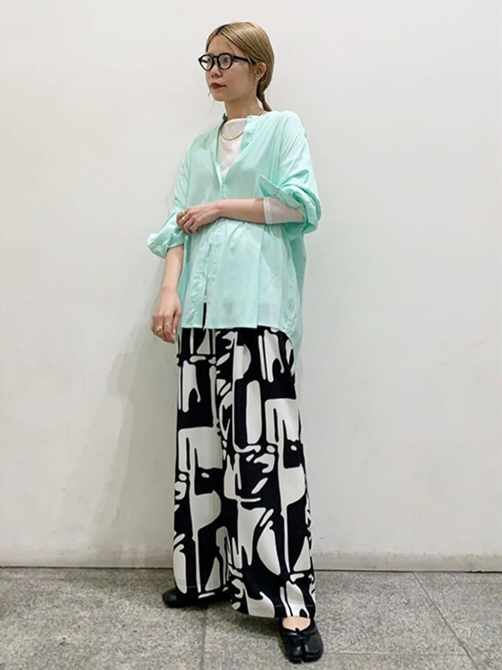 ブラック系のその他パンツ、ホワイト系のTシャツ/カットソー、グリーン系のシャツ/ブラウスを着用したレディースの春コーディネートの1枚目の写真