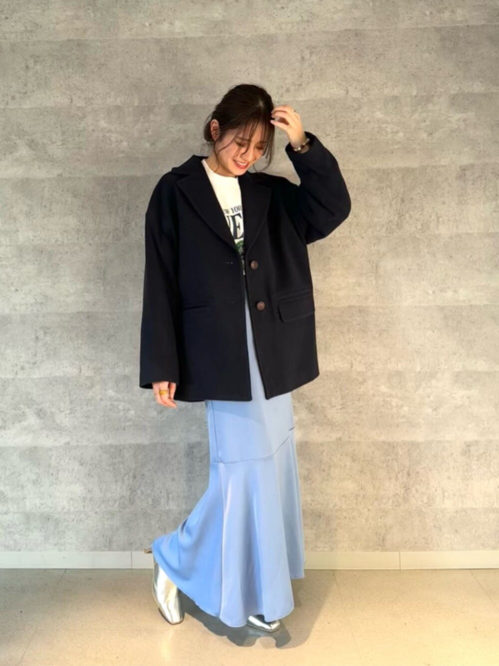 シルバー系のブーツ、ブルー系のその他アウター、ブルー系のスカートを着用したレディースの秋コーディネートの1枚目の写真